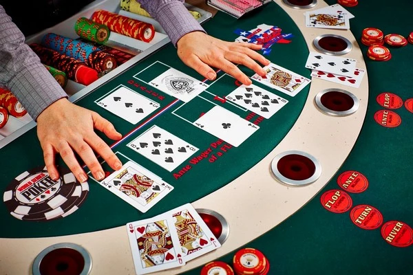 Texas Hold’em สำหรับผู้เริ่มต้น: การเรียนรู้พื้นฐานของโป๊กเกอร์
